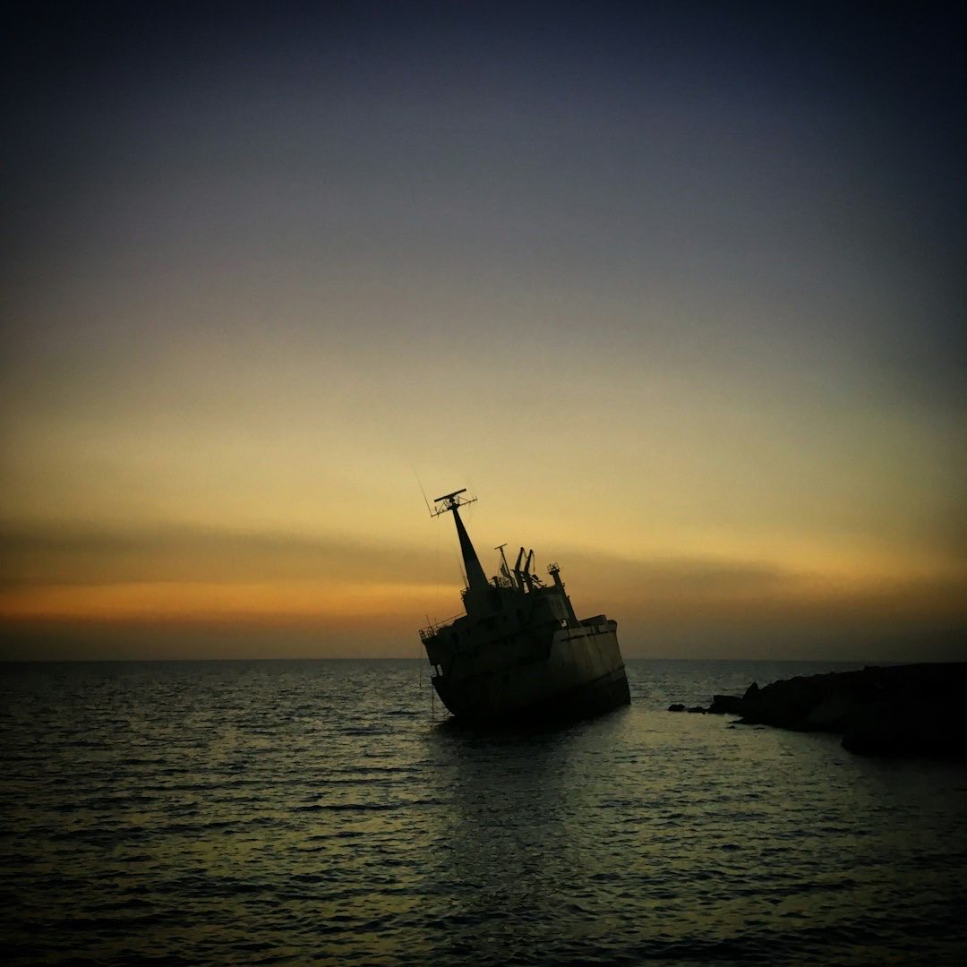 Puerto de comercio internacional al atardecer